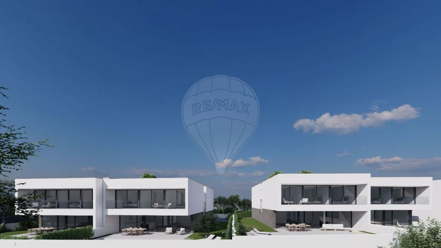 Moradia T4 para Venda em Lagos (São Sebastião e Santa Maria) Foto 1