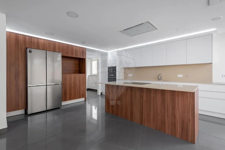 Moradia T4 para Venda em Lagos (São Sebastião e Santa Maria) Foto 5