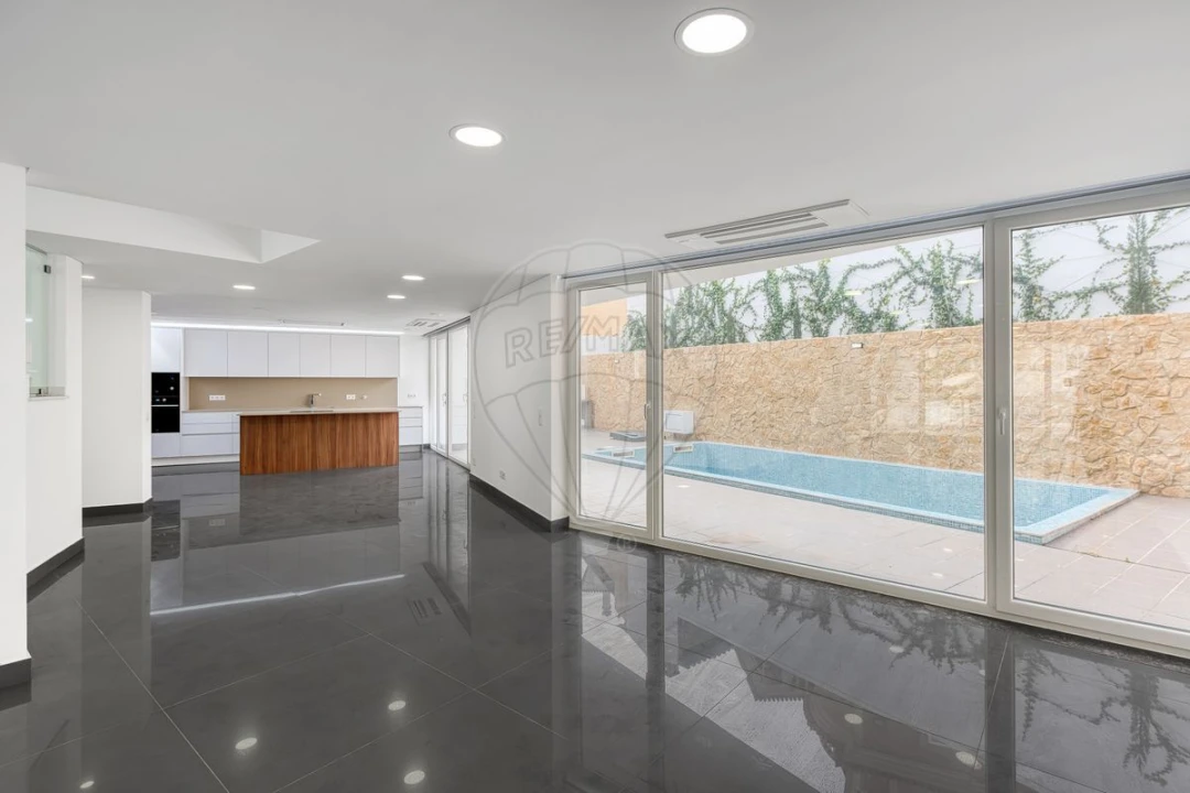 Moradia T4 para Venda em Lagos (São Sebastião e Santa Maria) Foto 3