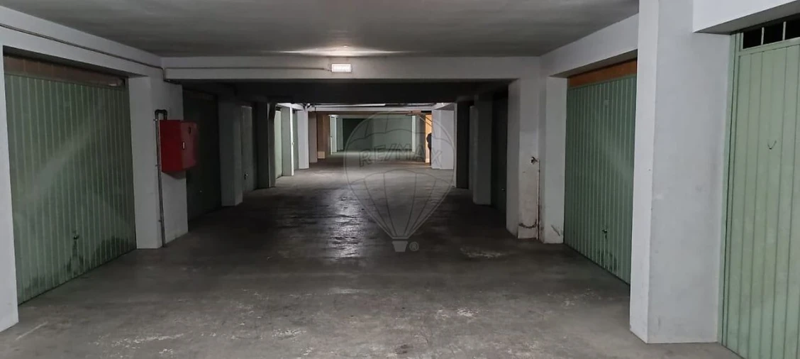 Garagem para Venda em Lagos (São Sebastião e Santa Maria) Foto 6