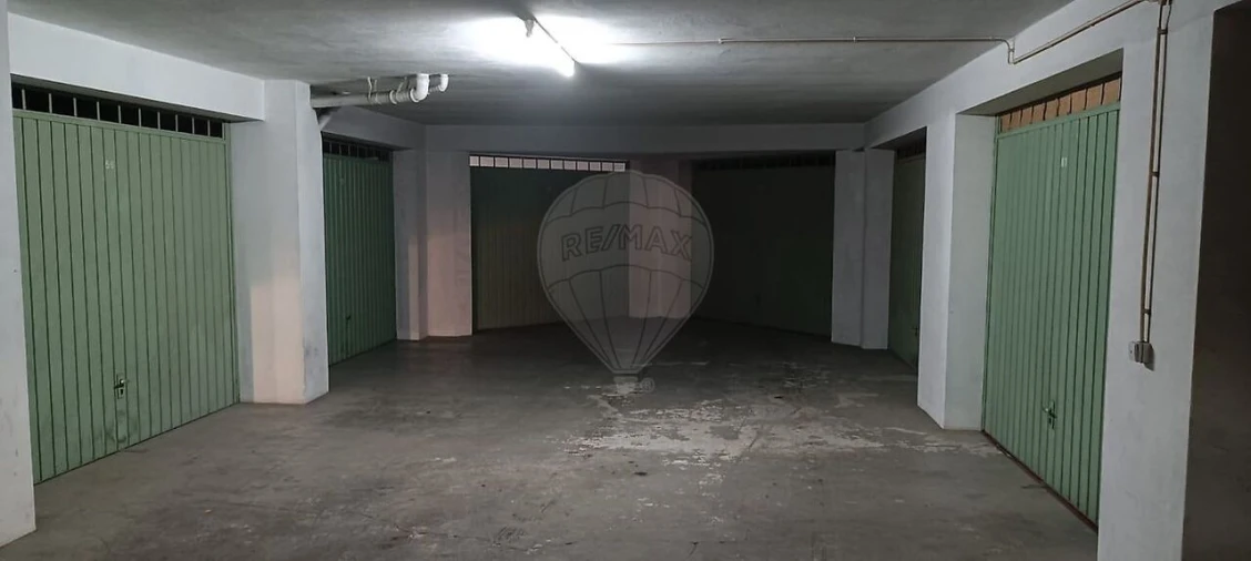 Garagem para Venda em Lagos (São Sebastião e Santa Maria) Foto 1