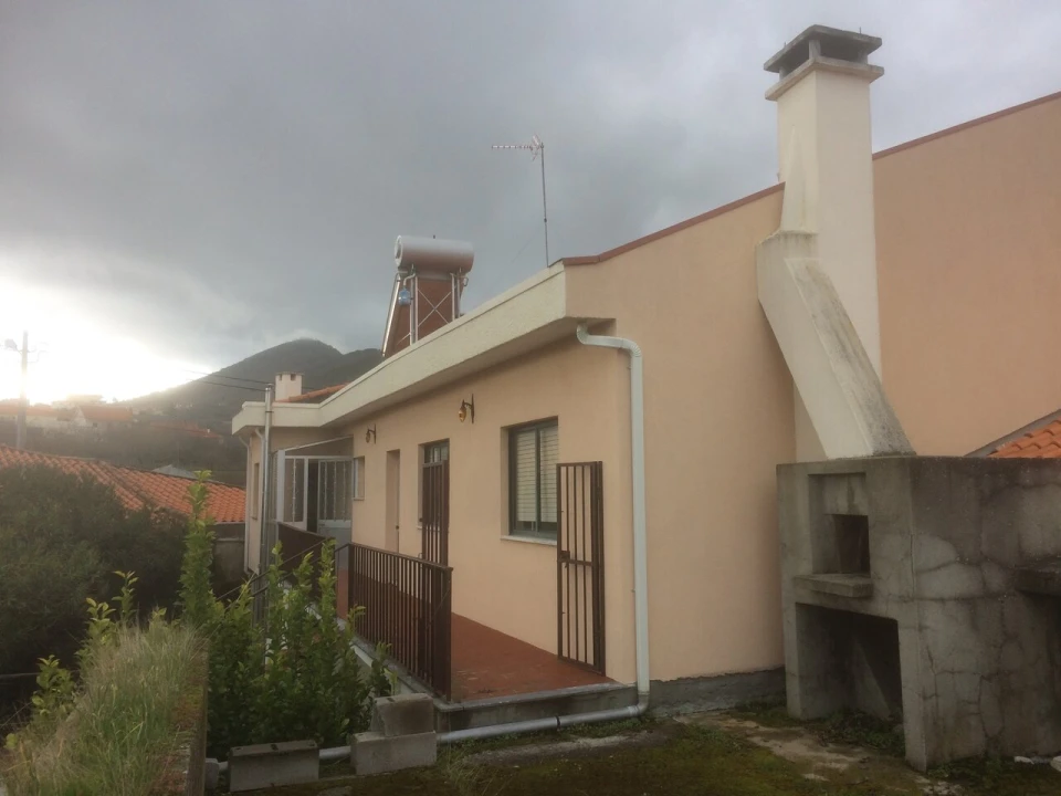 Moradia T4 para Venda em Custoias Foto 4