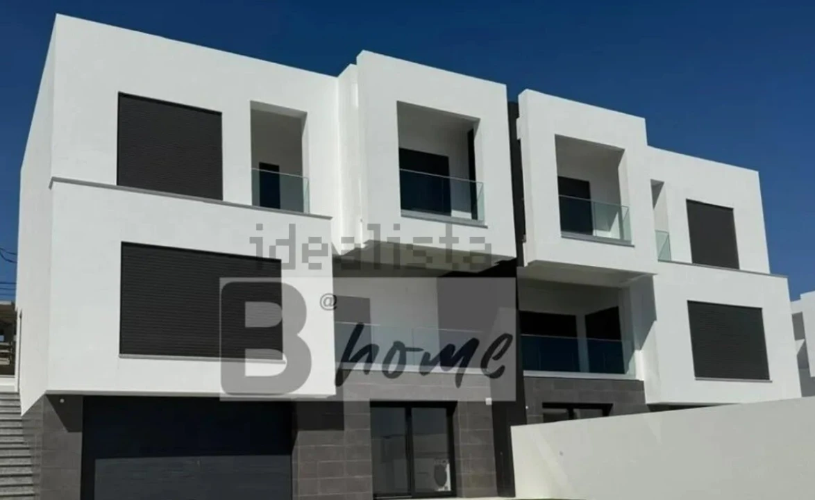 Moradia T4 para Venda em Corroios Foto 1