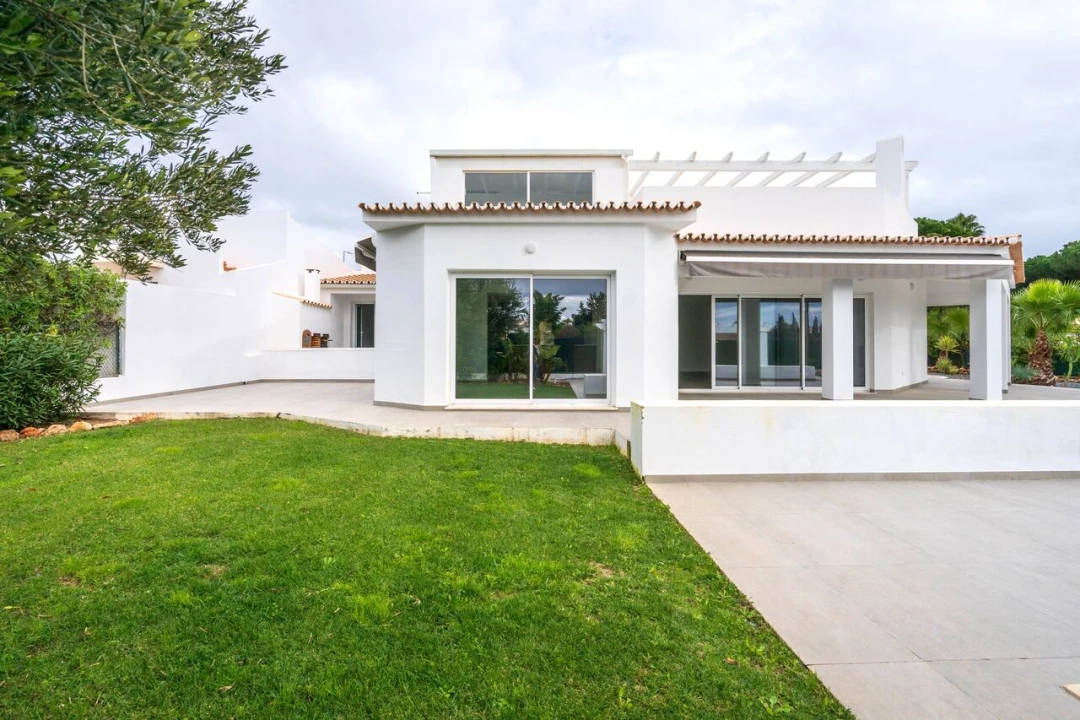 Moradia T4 para Venda em Quarteira Foto 4