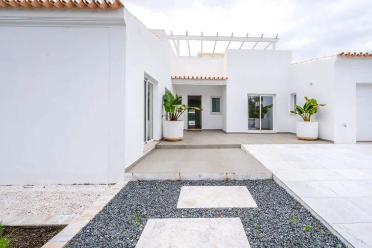 Moradia T4 para Venda em Quarteira Foto 5