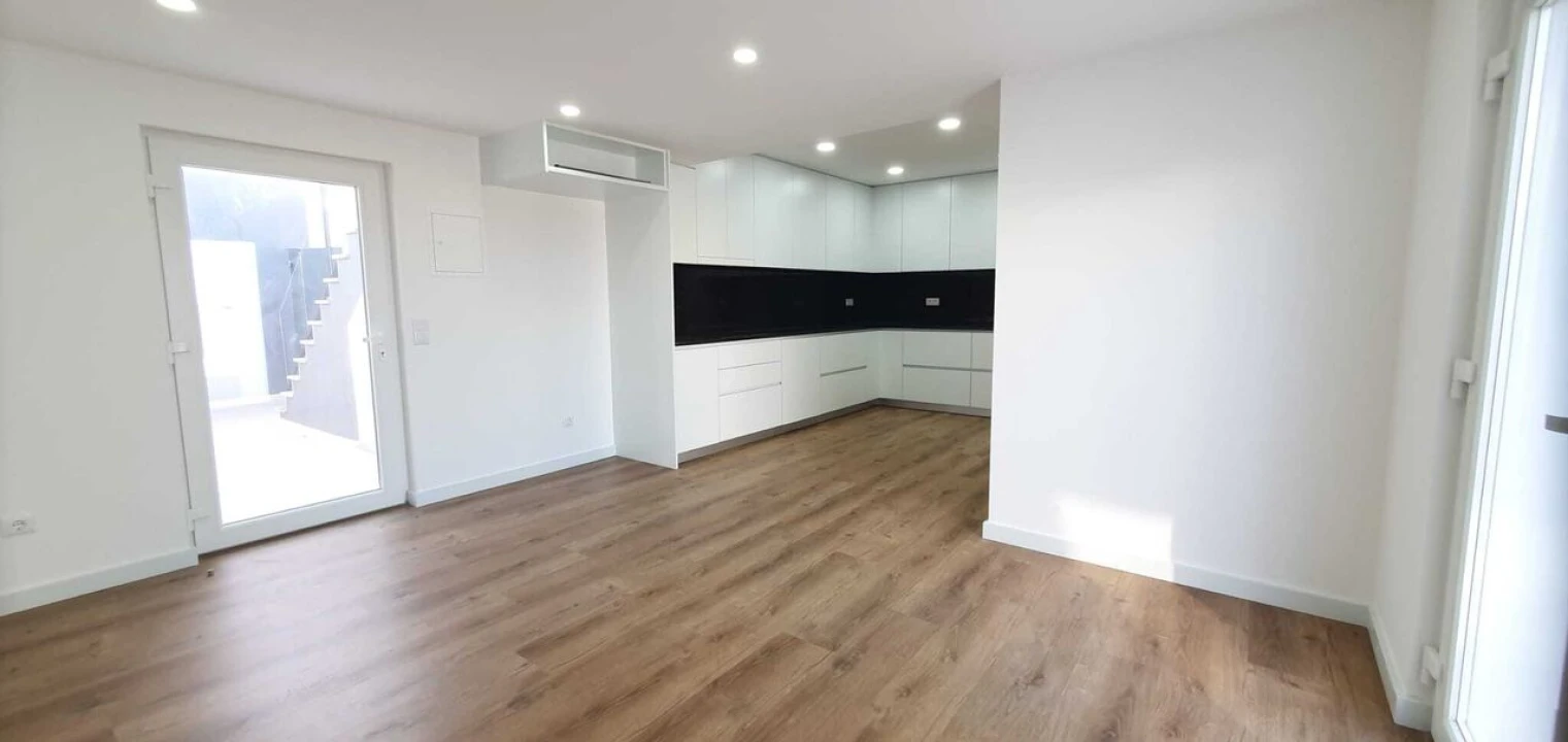 Moradia T5 para Venda em Atouguia da Baleia Foto 9