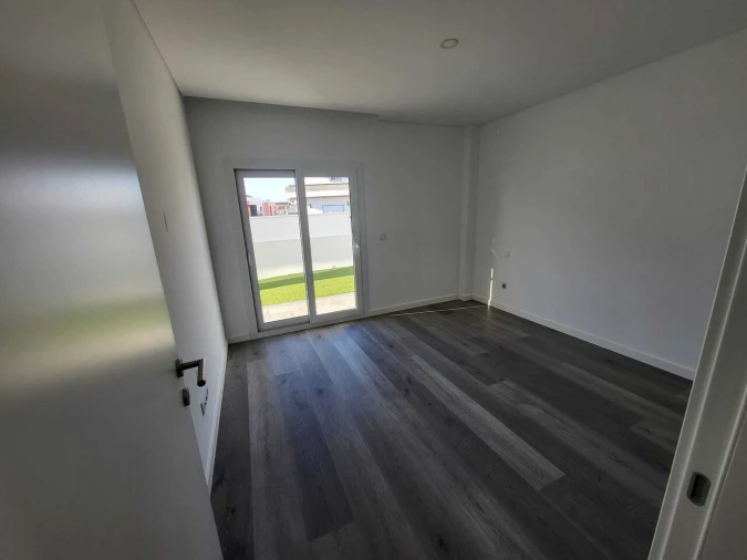 Moradia T4 para Venda em Corroios Foto 18