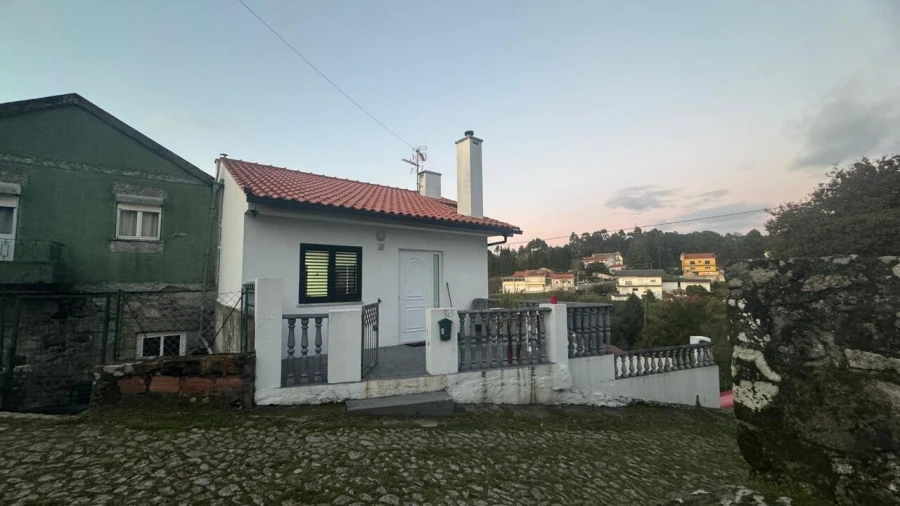 Moradia T3 para Venda em Gondarem Foto 2