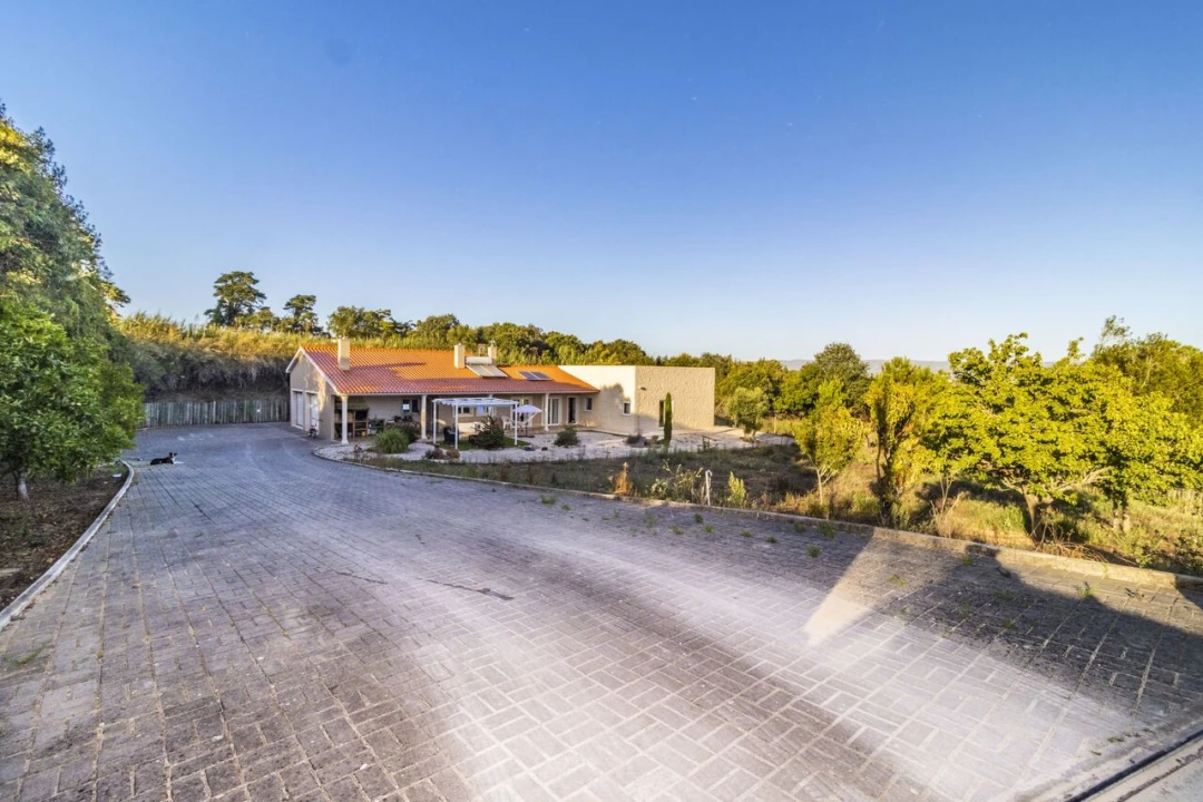 Moradia T4 para Venda em Cela Foto 1