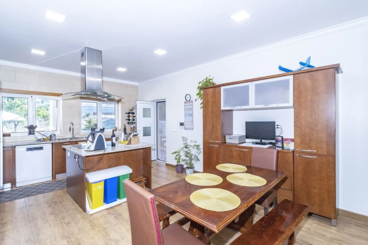 Moradia T4 para Venda em Cela Foto 14