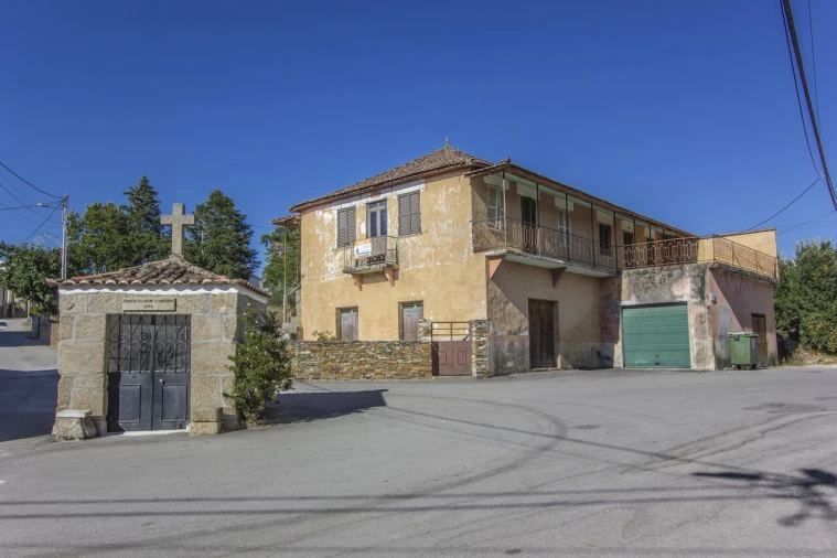 Moradia T4 para Venda em Candedo Foto 1