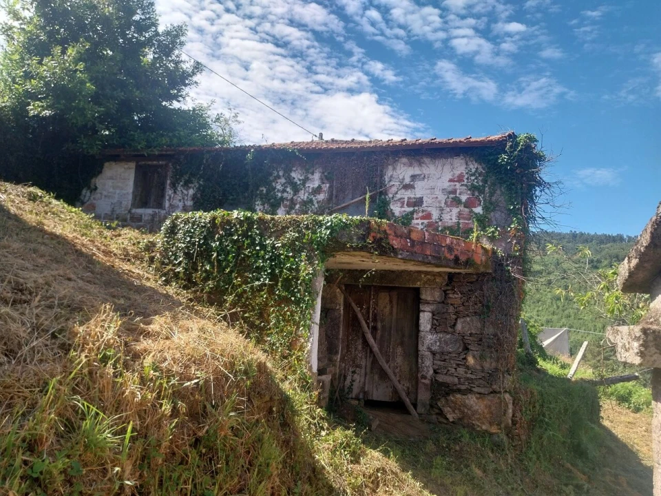 Moradia T4 para Venda em Riba de Mouro Foto 4