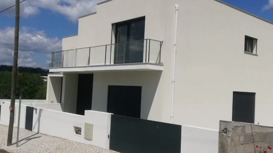 Moradia T4 para Venda em Nossa Senhora das Misericordias