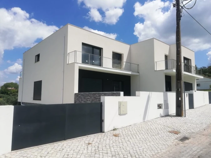 Moradia T4 para Venda em Nossa Senhora das Misericordias Foto 1