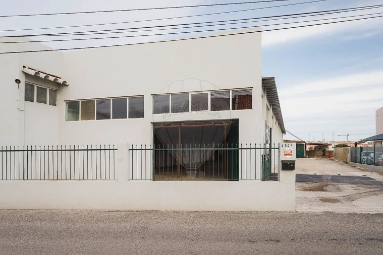 Armazém para Arrendamento em São Domingos de Rana Foto 1