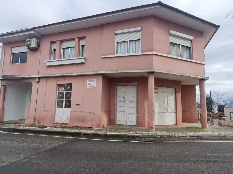 Loja para Arrendamento em São João da Madeira Foto 4