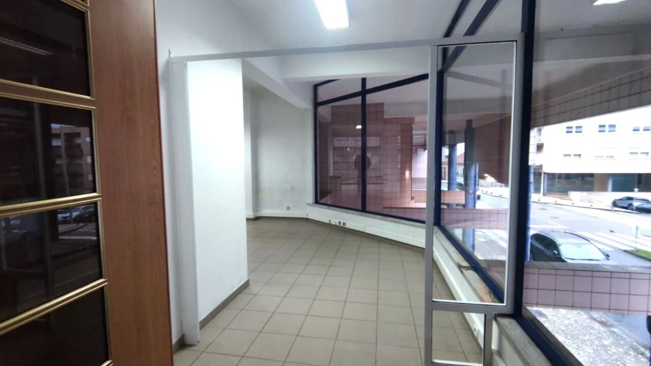 Loja para Arrendamento em São João da Madeira Foto 5