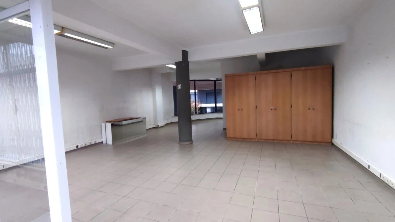 Loja para Arrendamento em São João da Madeira Foto 7