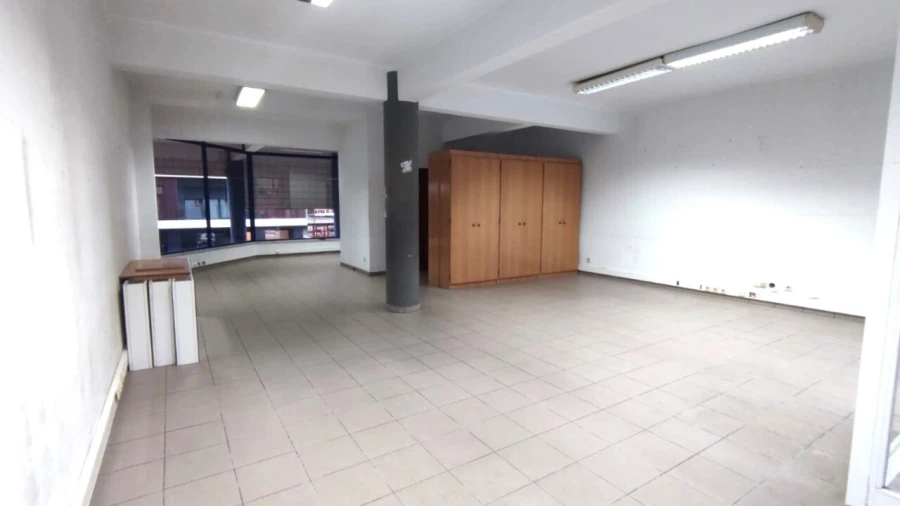 Loja para Arrendamento em São João da Madeira Foto 1