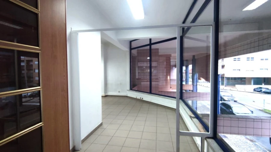 Loja para Arrendamento em São João da Madeira Foto 4