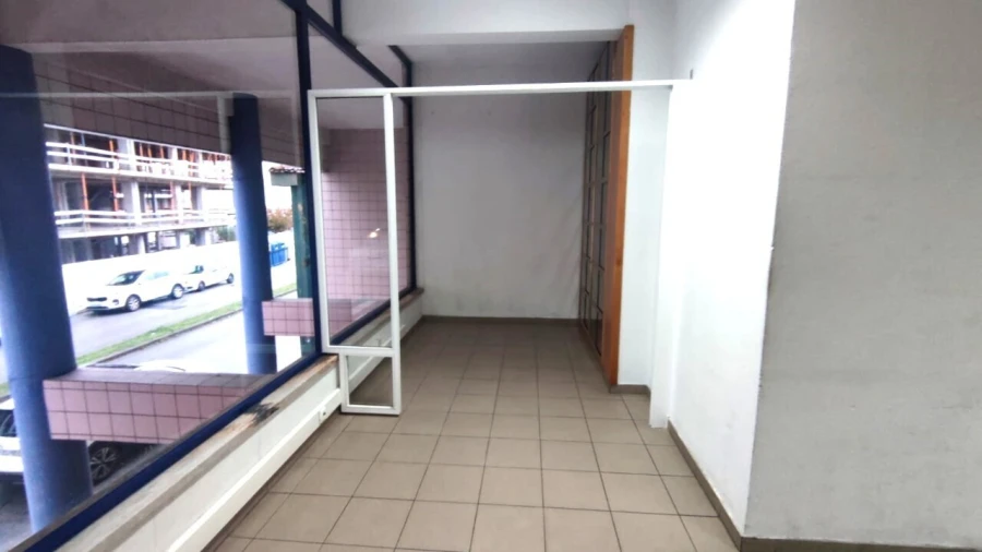 Loja para Arrendamento em São João da Madeira Foto 6