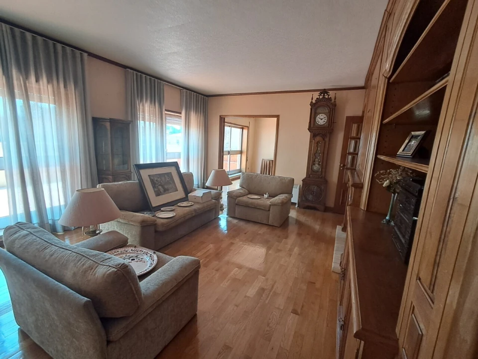 Apartamento T6 para Venda em São João da Madeira Foto 7