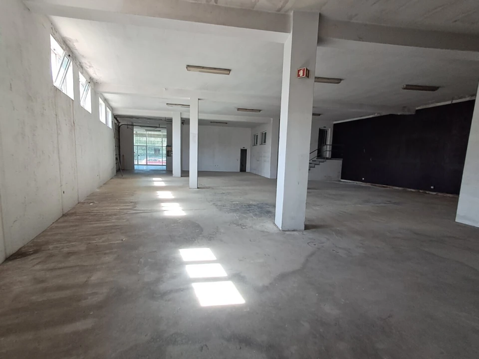 Armazém para Arrendamento em São João da Madeira Foto 2