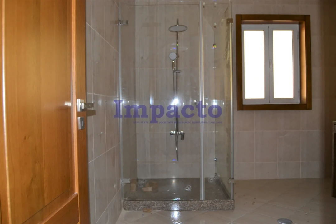 Moradia T6 para Venda em Fajões Foto 23