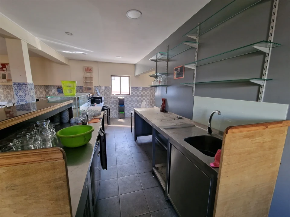 Loja para Arrendamento em Carregosa Foto 4