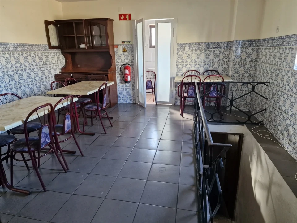 Loja para Arrendamento em Carregosa Foto 2