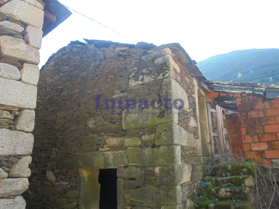 Moradia T0 para Venda em Covelo de Paivó e Janarde Foto 2