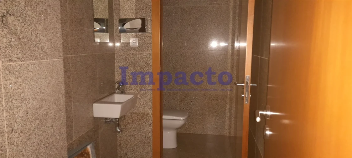 Loja para Arrendamento em Lordelo do Ouro e Massarelos Foto 9