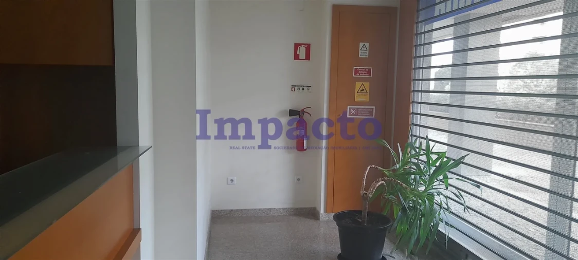 Loja para Arrendamento em Lordelo do Ouro e Massarelos Foto 2