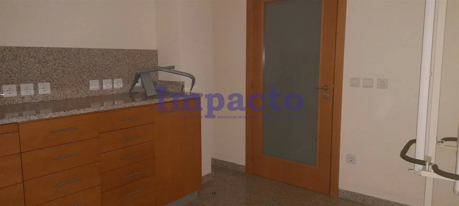 Loja para Arrendamento em Lordelo do Ouro e Massarelos Foto 11