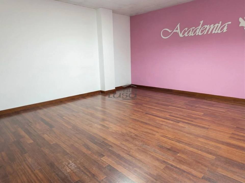 Loja para Venda em Vilar de Andorinho Foto 4