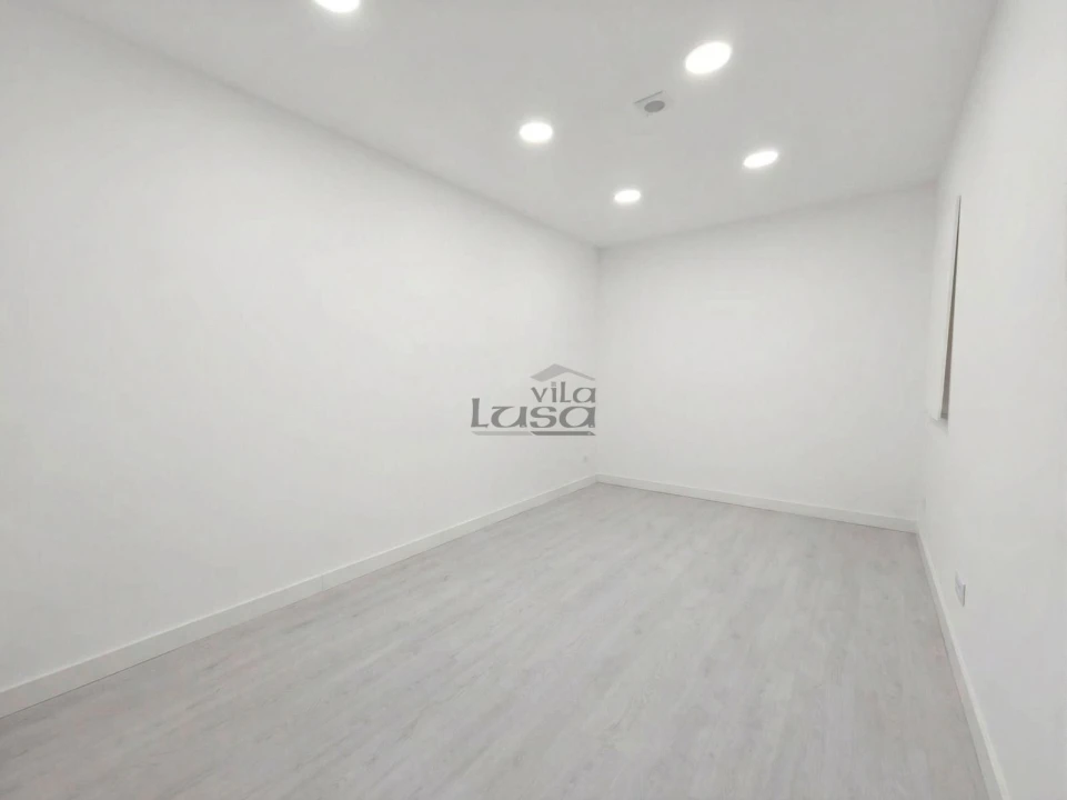 Loja para Venda em Vilar de Andorinho Foto 5