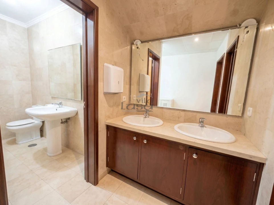 Loja para Venda em Vilar de Andorinho Foto 12