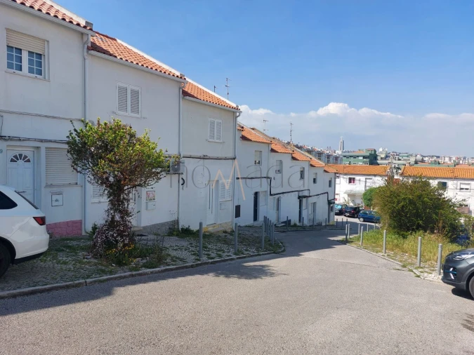 Moradia T2 para Venda em Laranjeiro e Feijó Foto 1