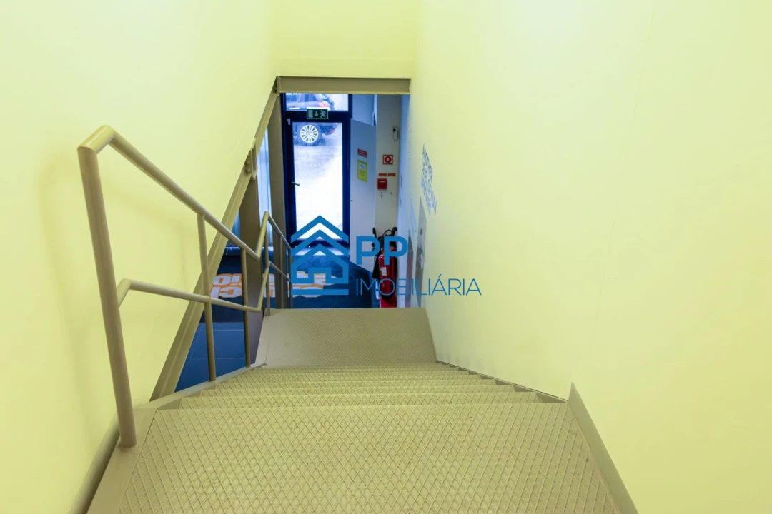 Loja para Venda em Serzedo e Perosinho Foto 23