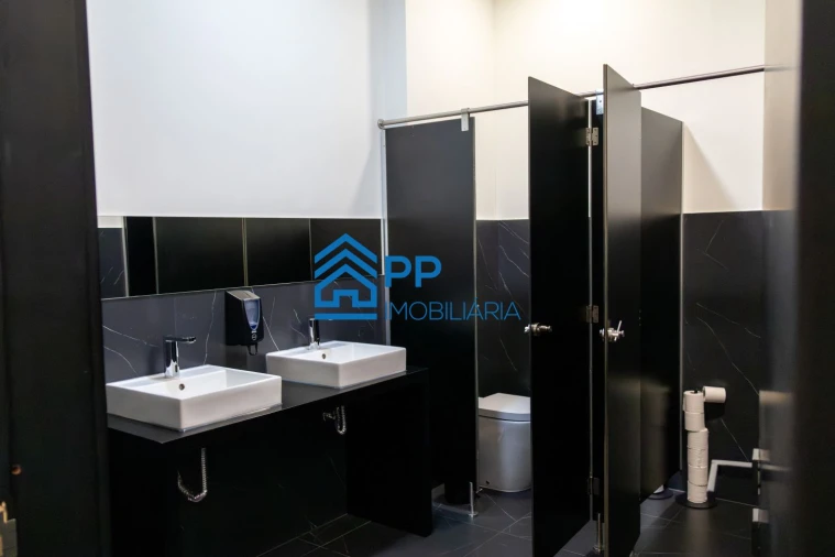 Loja para Venda em Serzedo e Perosinho Foto 51