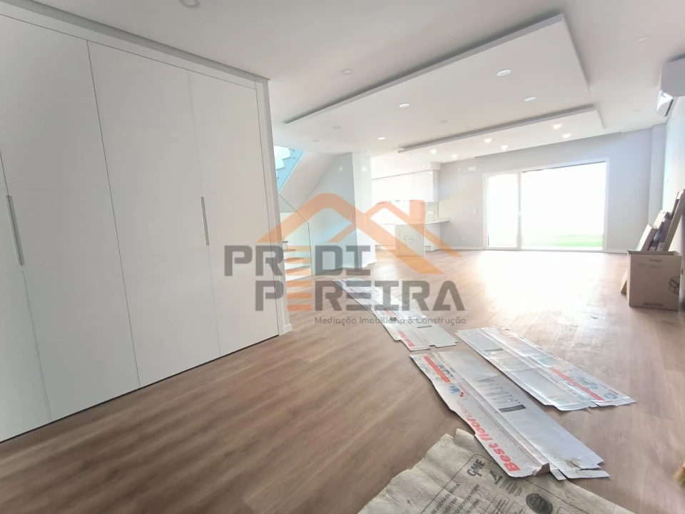 Apartamento T2 para Venda em Santo António dos Cavaleiros e Frielas Foto 9