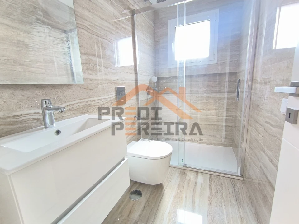 Apartamento T2 para Venda em Santo António dos Cavaleiros e Frielas Foto 3