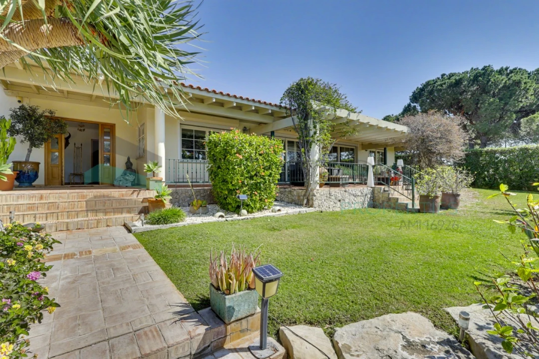 Moradia T5 para Venda em Quarteira Foto 2