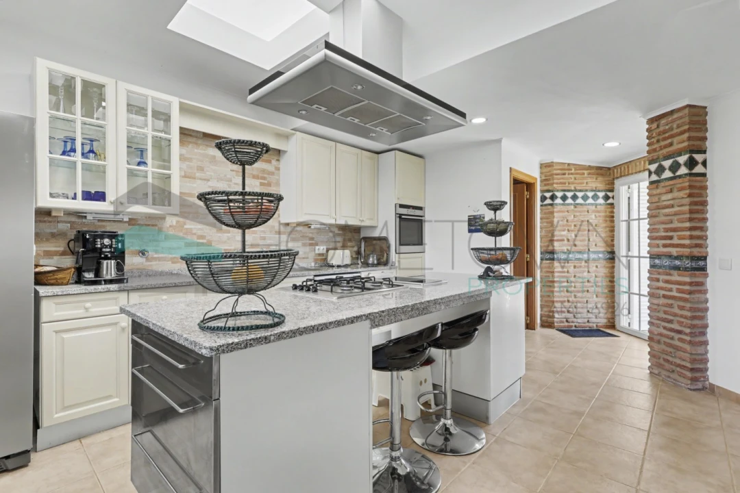 Moradia T5 para Venda em Quarteira Foto 13