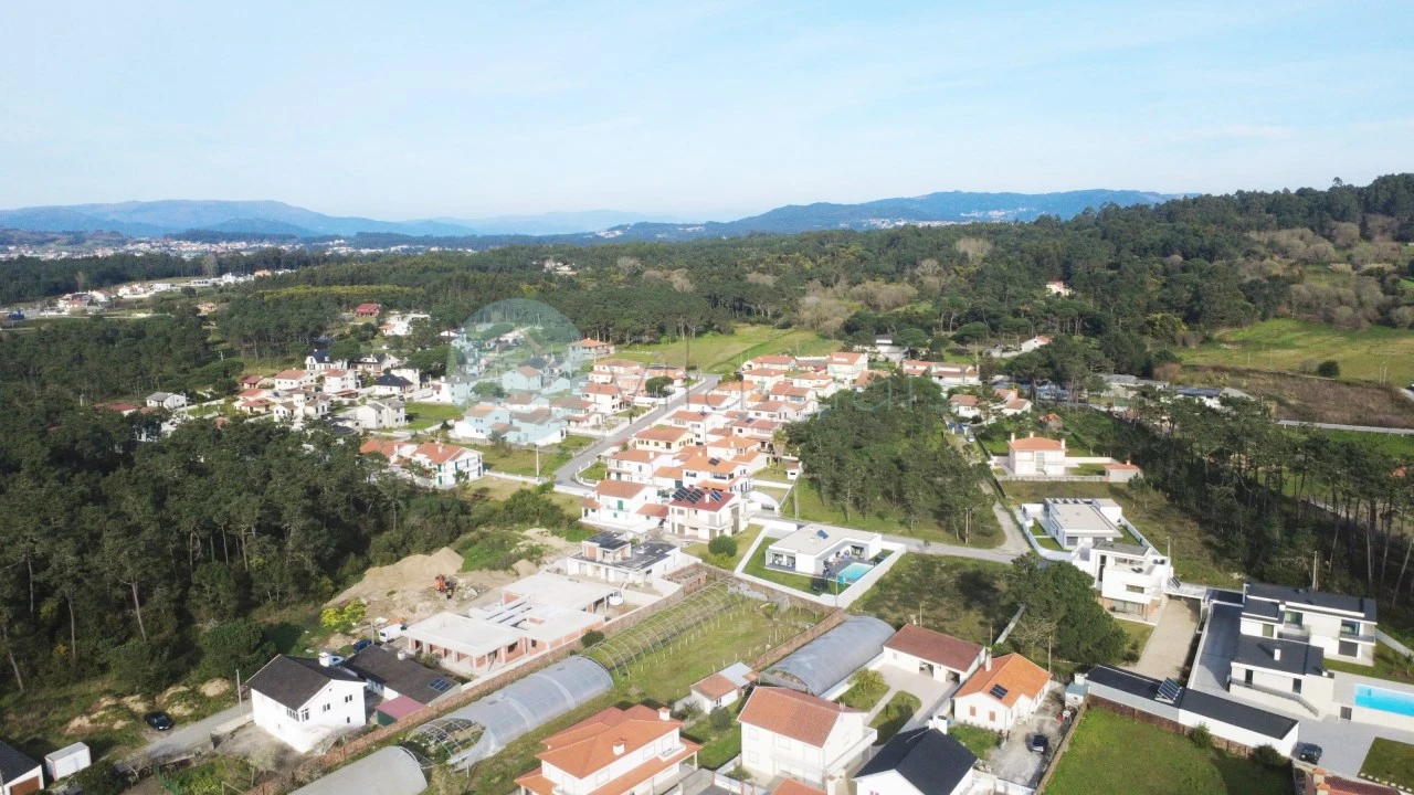 Moradia T4 para Venda em Chafe Foto 8