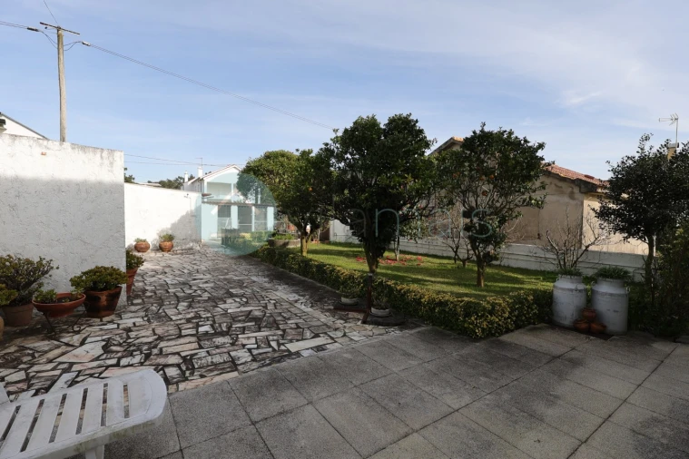 Moradia T4 para Venda em Chafe Foto 33