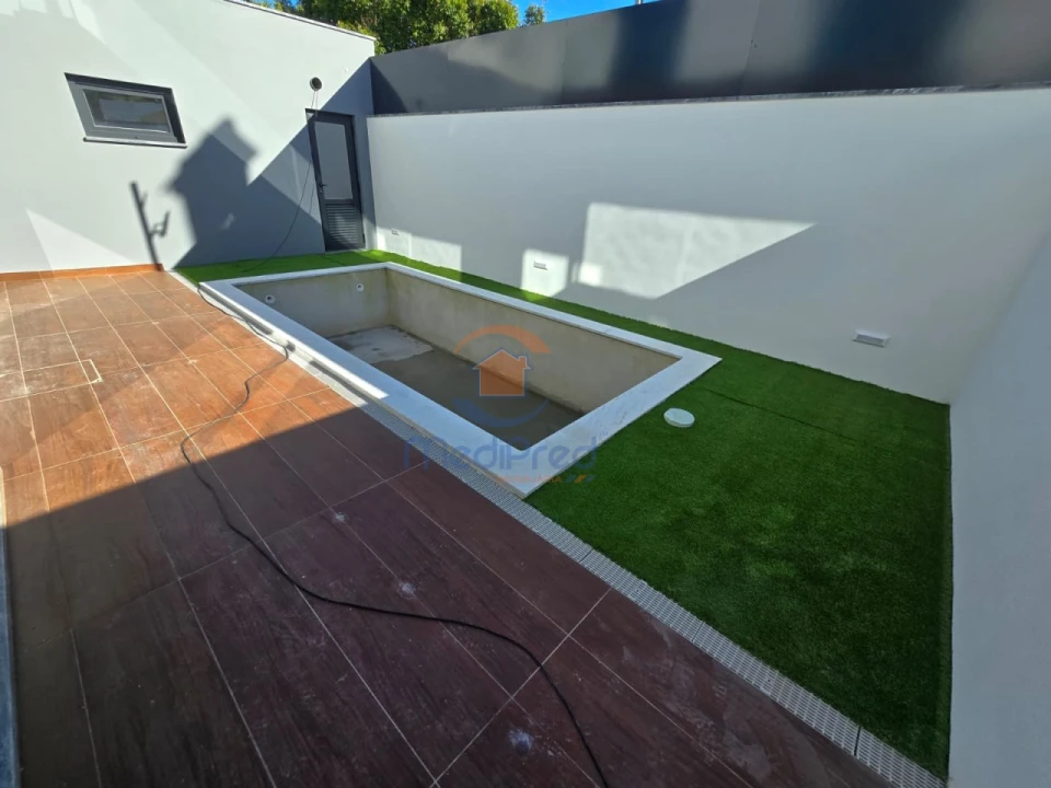 Moradia T4 para Venda em Pontinha e Famões Foto 6