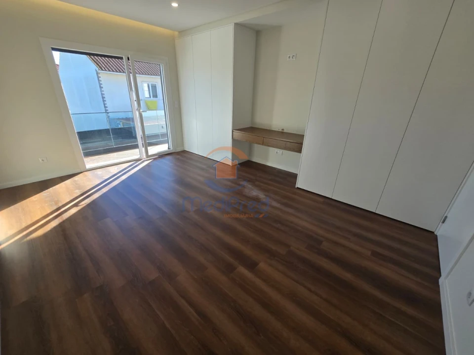 Moradia T4 para Venda em Pontinha e Famões Foto 11