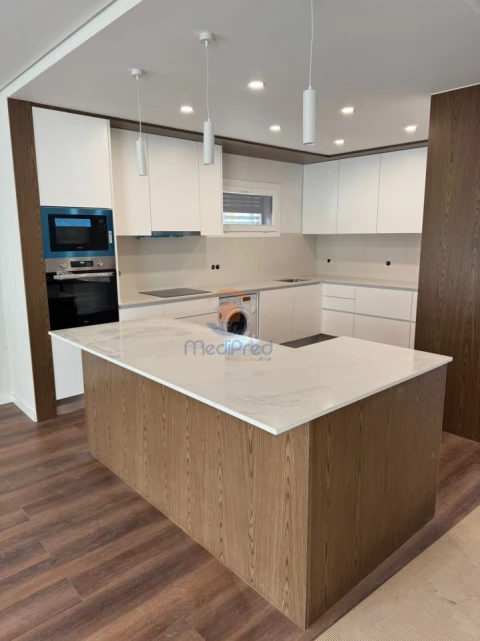 Moradia T4 para Venda em Pontinha e Famões