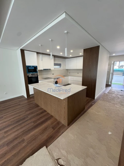 Moradia T4 para Venda em Pontinha e Famões